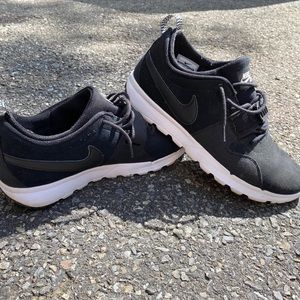 Men’s 10.5 Black Nike SB sneakers, worn